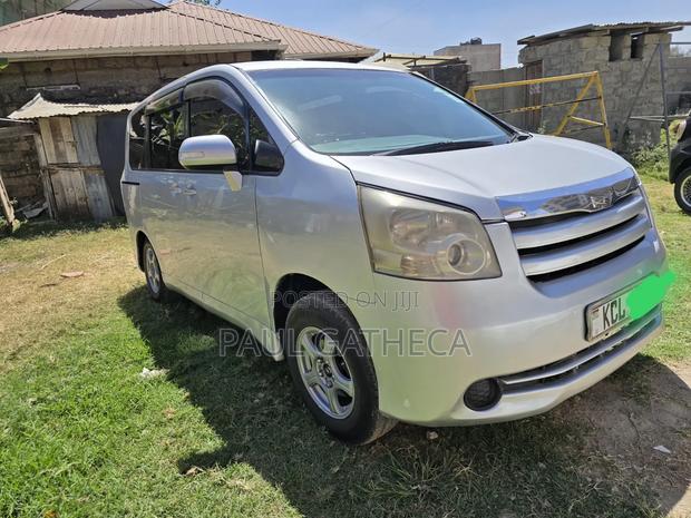 Toyota Noah 2010 Silver