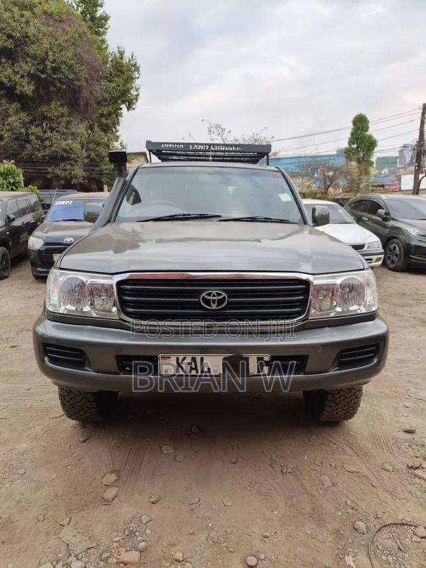 Toyota Land Cruiser 2005 Gray