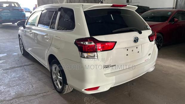 Toyota Corolla Fielder 1.5 Hybrid FWD 2019 White