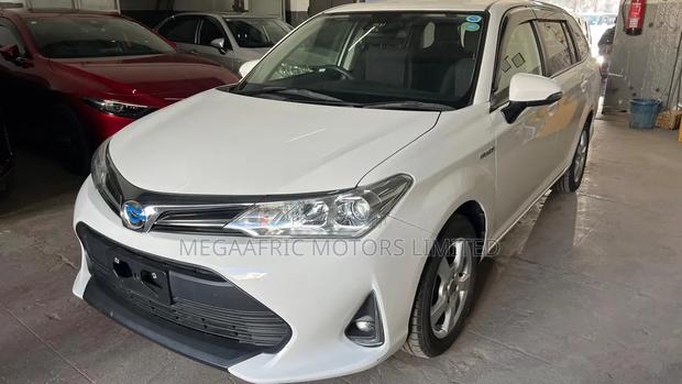 Toyota Corolla Fielder 1.5 Hybrid FWD 2019 White