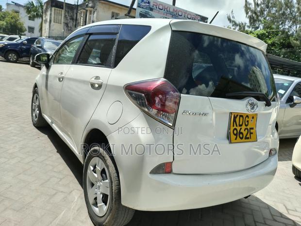Toyota Ractis 2014