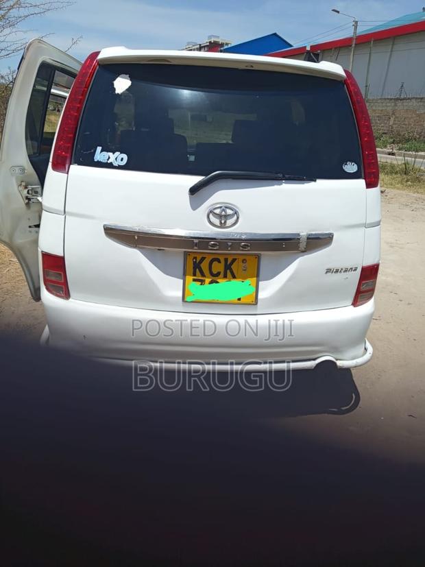 Toyota ISIS 2009 White