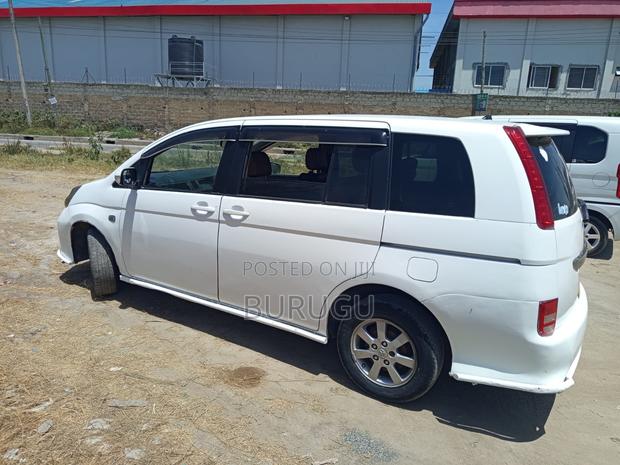Toyota ISIS 2009 White