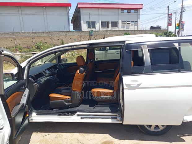 Toyota ISIS 2009 White