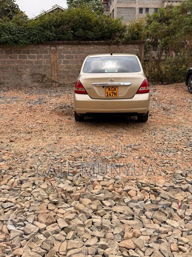 Nissan Tiida 2009 Gold