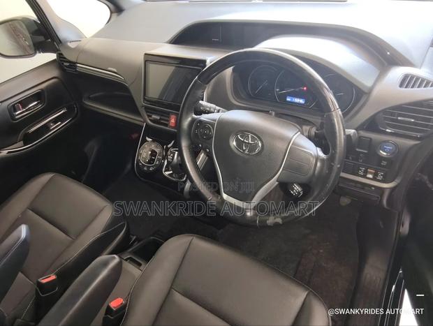 Toyota Esquire 1.8 FWD Hybrid (7 seater) 2019 Black