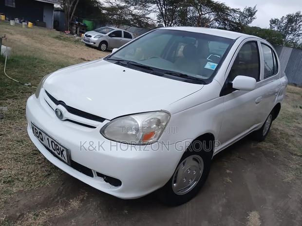 Toyota Platz 2000 White