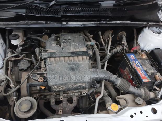 Toyota Platz 2000 White