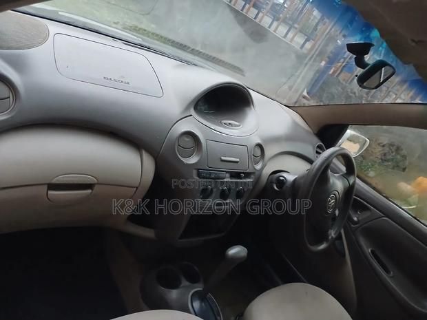 Toyota Platz 2000 White