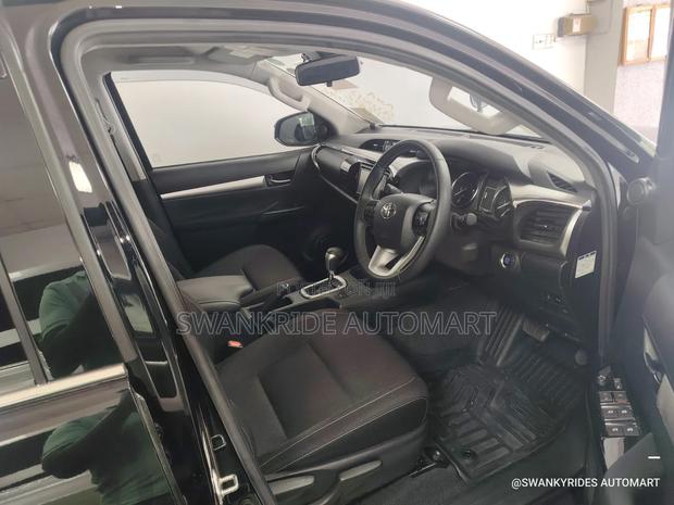 Toyota Hilux 2021 Black