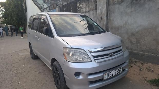 Toyota Noah 2.0 158hp FWD (8 Seater) 2008 Silver