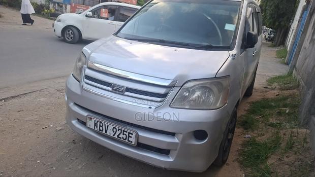 Toyota Noah 2.0 158hp FWD (8 Seater) 2008 Silver