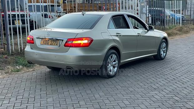Mercedes-Benz E300 2011 Beige