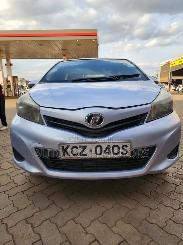 Toyota Vitz 2013 Silver