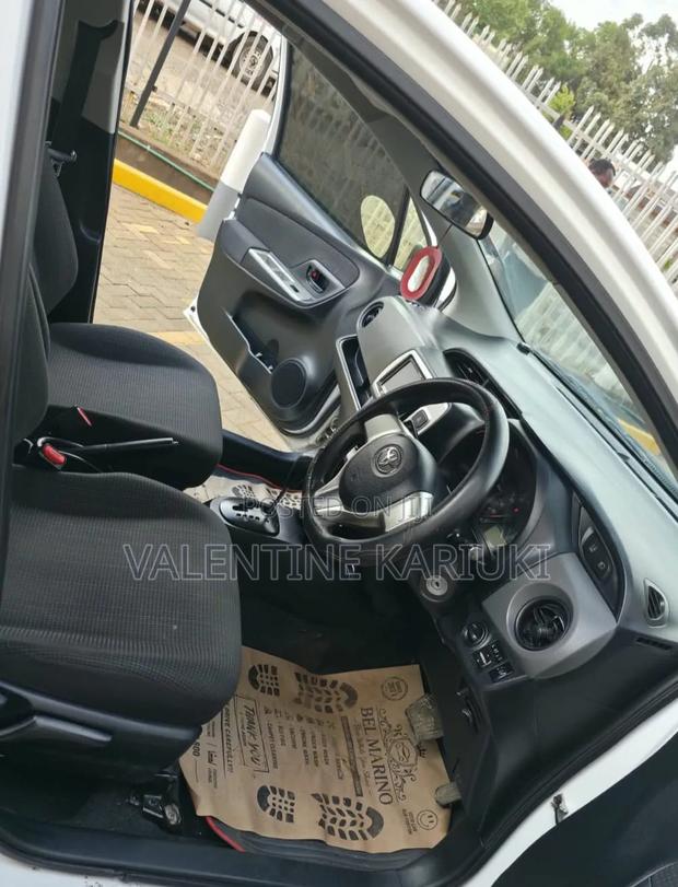 Toyota Vitz 1.3 FWD 5dr 2016 Pearl