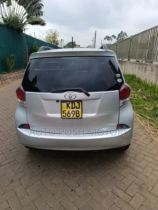 Toyota Ractis 2015 Silver