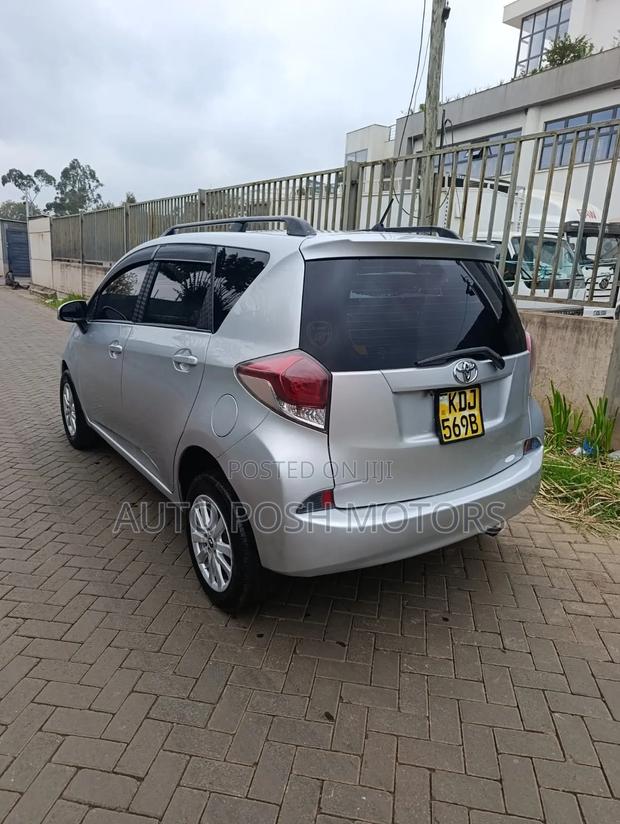 Toyota Ractis 2015 Silver