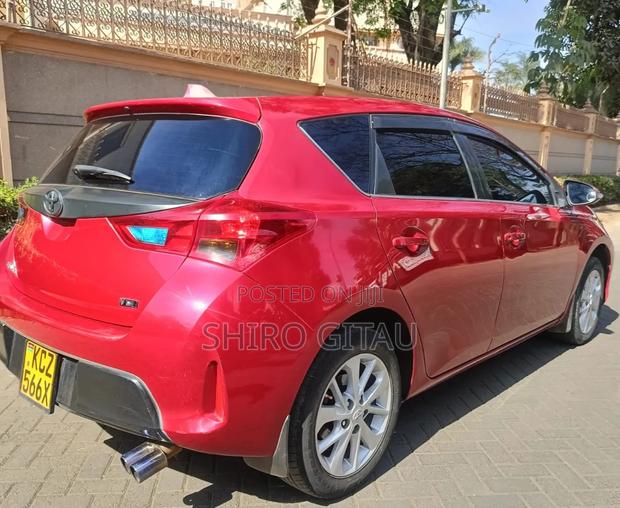 Toyota Auris 2013 Red