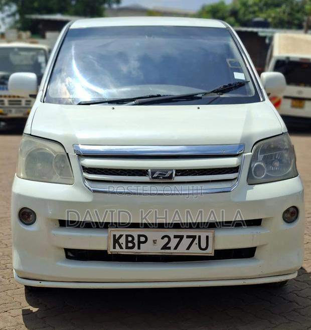 Toyota Noah 2.0 AWD (8 Seater) 2005 White