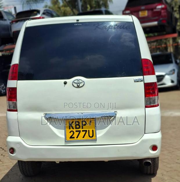 Toyota Noah 2.0 AWD (8 Seater) 2005 White