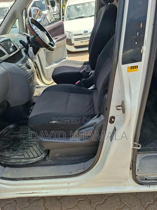 Toyota Noah 2.0 AWD (8 Seater) 2005 White