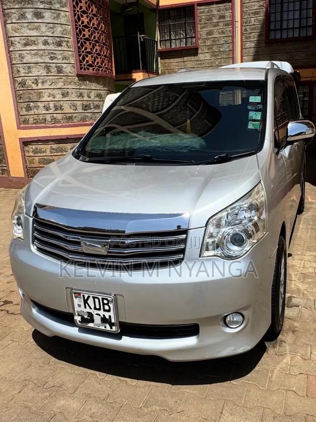 Toyota Noah 2.0 FWD (8 Seater) 2014 Silver