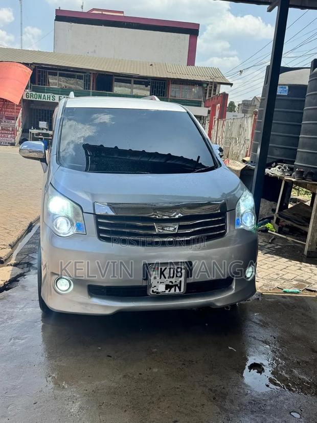 Toyota Noah 2.0 FWD (8 Seater) 2014 Silver