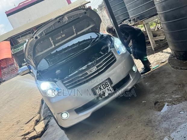 Toyota Noah 2.0 FWD (8 Seater) 2014 Silver