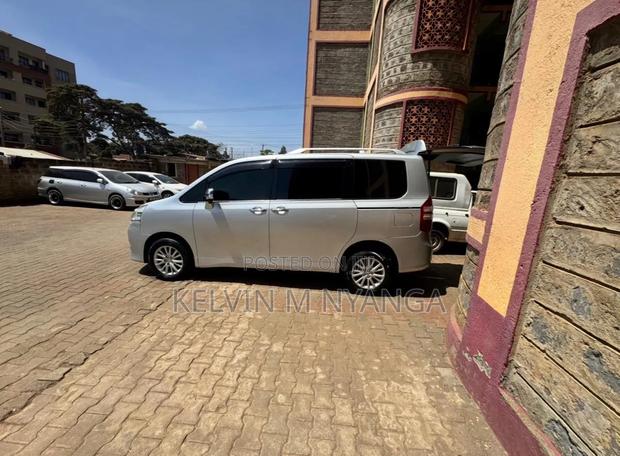 Toyota Noah 2.0 FWD (8 Seater) 2014 Silver