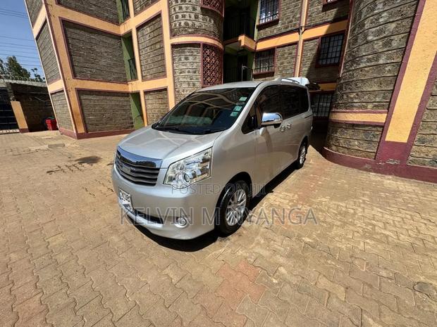 Toyota Noah 2.0 FWD (8 Seater) 2014 Silver