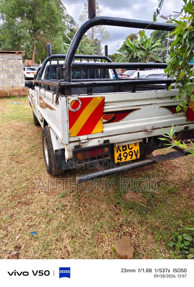 Nissan Hardbody 2004 White