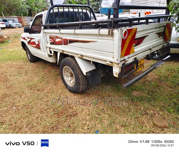 Nissan Hardbody 2004 White