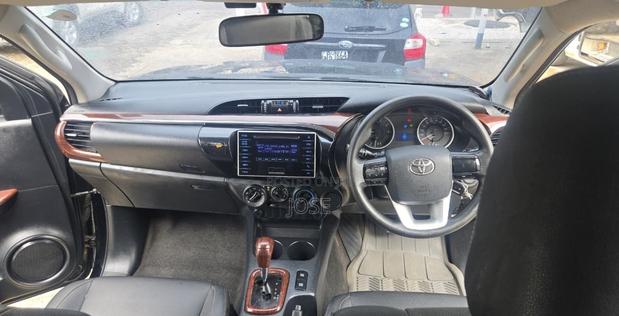 Toyota Hilux 2016 Black