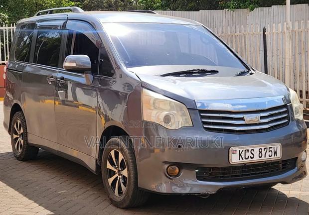 Toyota Noah 2.0 143hp FWD (8 Seater) 2012 Gray