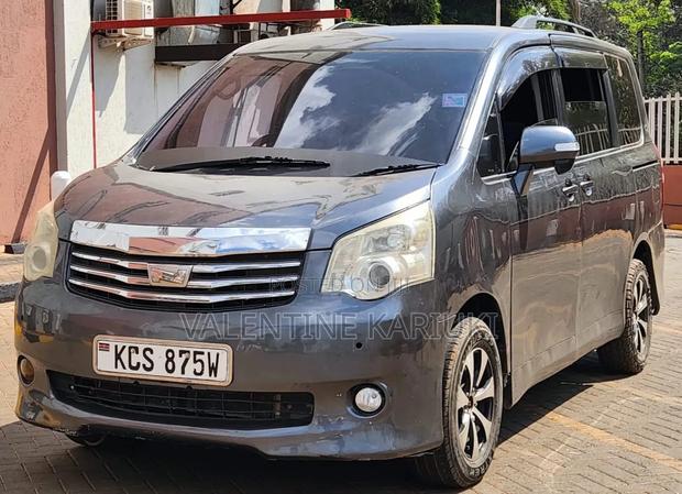 Toyota Noah 2.0 143hp FWD (8 Seater) 2012 Gray