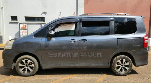Toyota Noah 2.0 143hp FWD (8 Seater) 2012 Gray