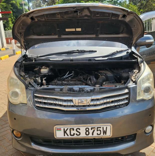 Toyota Noah 2.0 143hp FWD (8 Seater) 2012 Gray