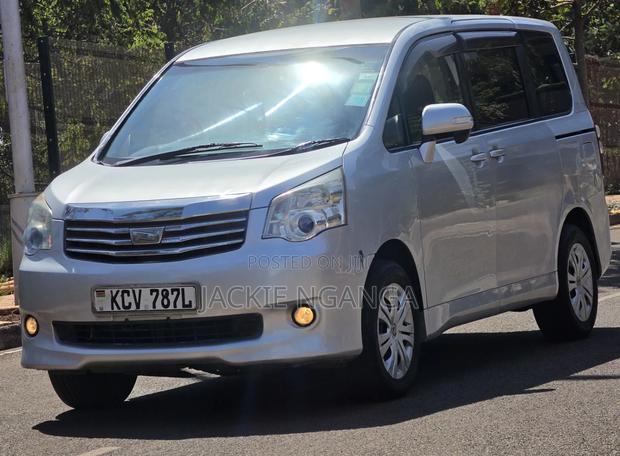 Toyota Noah 2012 Silver