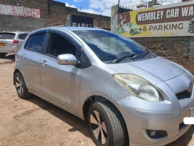 Toyota Vitz 1.3 FWD 5dr 2011 Silver