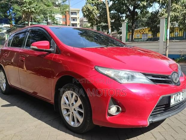 Toyota Auris 2013 Red