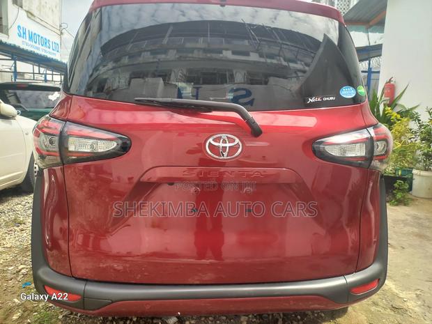 Toyota Sienta 2020 Maroon