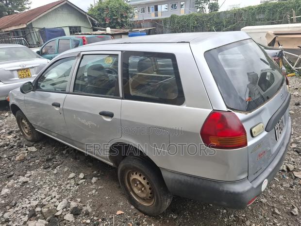 Nissan Wingroad 2002 Silver
