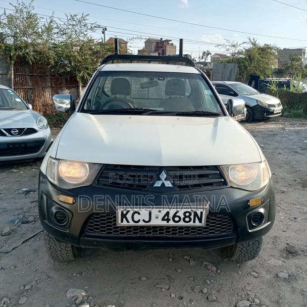 Mitsubishi L200 Club Cab 2.5 180hp 4WD 2015 White