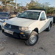 Mitsubishi L200 Club Cab 2.5 180hp 4WD 2015 White for sale