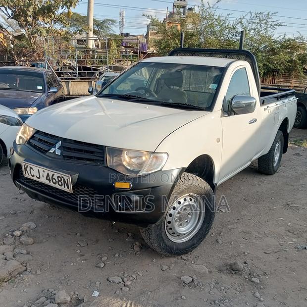 Mitsubishi L200 Club Cab 2.5 180hp 4WD 2015 White