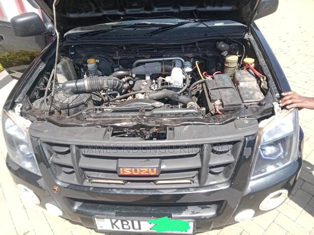 Isuzu D-MAX 2012 Black