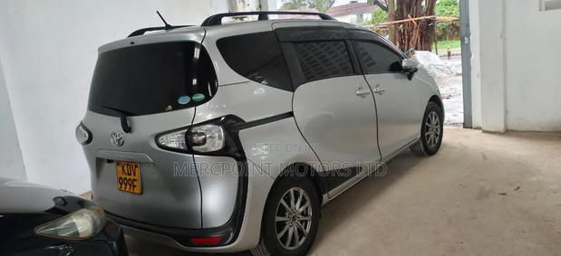 Toyota Sienta 2018 Silver