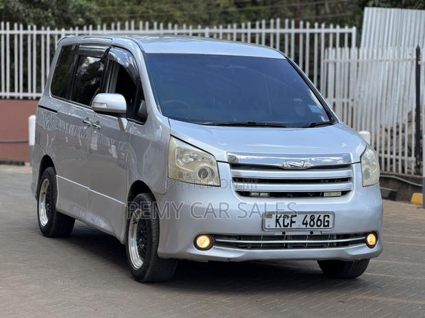 Toyota Noah 2008 Silver
