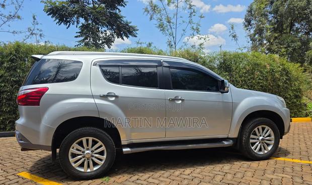Isuzu MU-X 2021 Silver