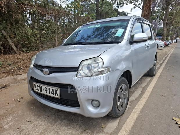 Toyota Sienta 2012 Silver